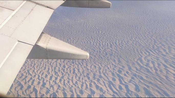 飞机飞跃沙漠戈壁