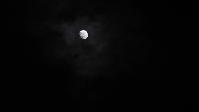 4K寂静的夜晚云层遮住月亮视频素材
