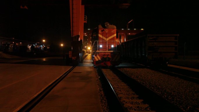 火车夜间进站视频素材