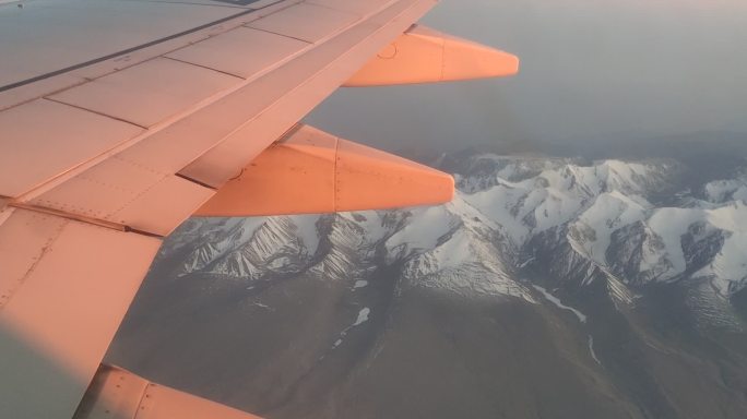 飞机飞跃雪山西部好风景风光唯美