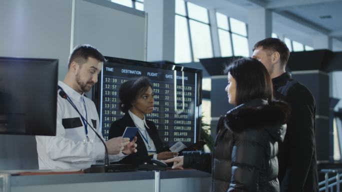 机场工作人员在控制点检查证件护照