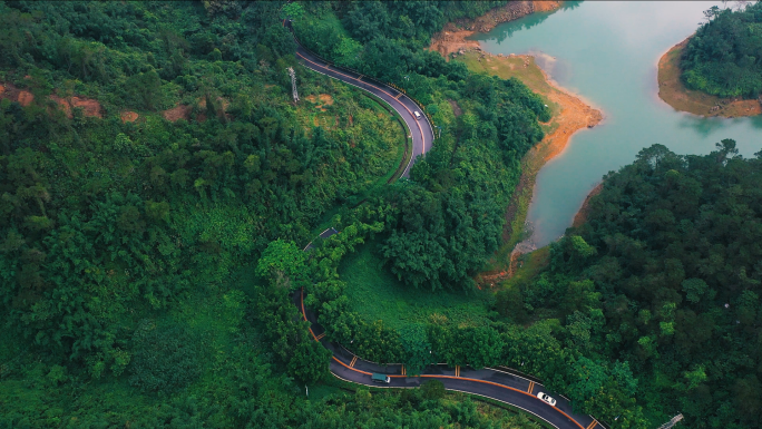 汽车行驶在山路