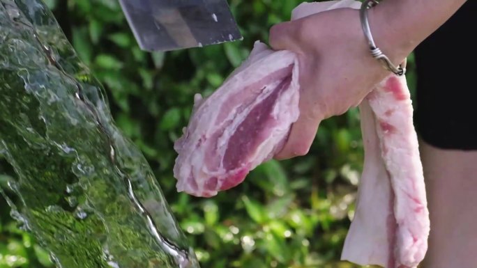 山泉水洗猪肉