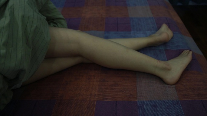 美女睡觉时候的腿和脚