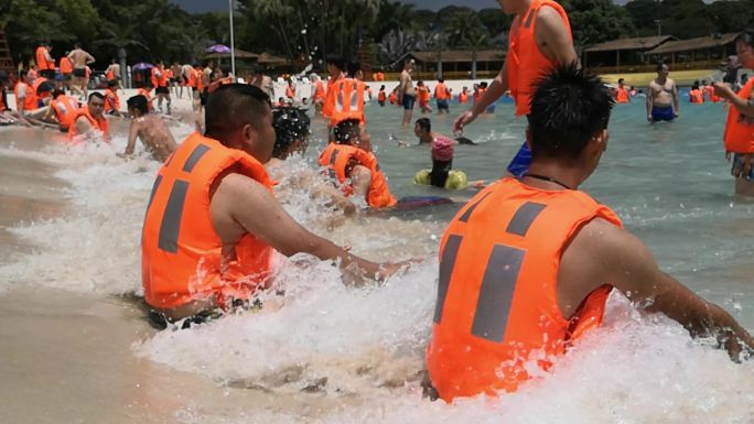 海浪 穿救生衣 度假 海浪 沙滩