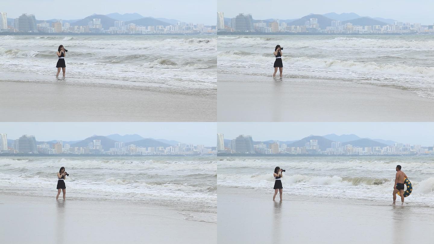 海边美女拿相机拍照情侣在海边海边游