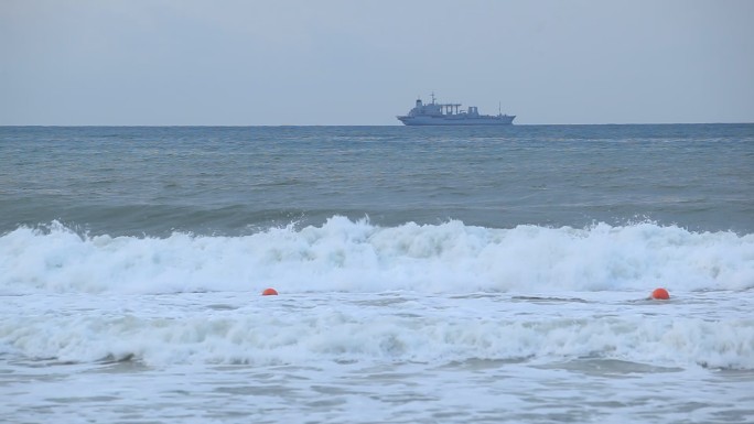 高清实拍游船码头游轮海上的轮船海浪浪花