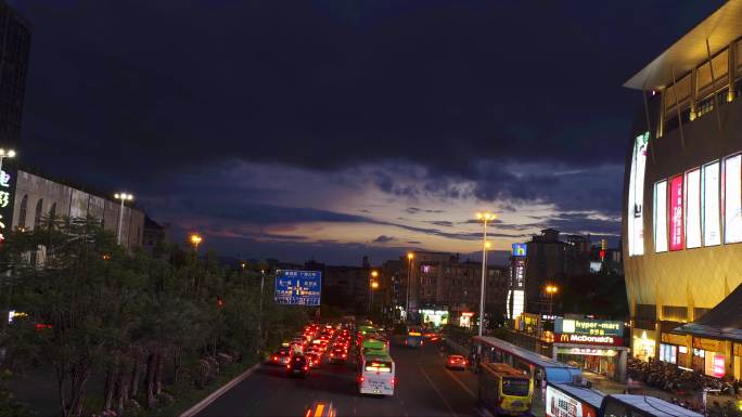 夜晚道路车流黑夜城市车流城市道路交通