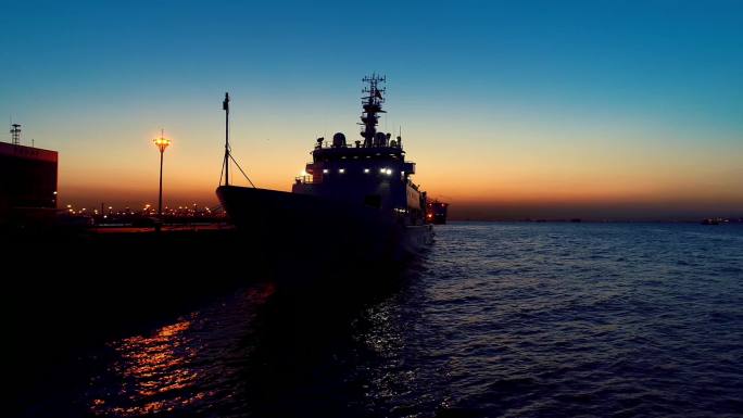 夕阳下停靠码头的轮船