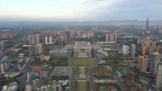 成都东站看绿地468和龙泉山