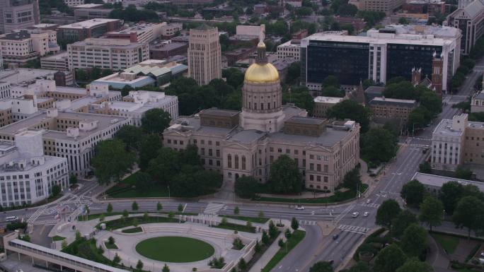 亚特兰大市中心和国会大厦白天的空中拍摄。
