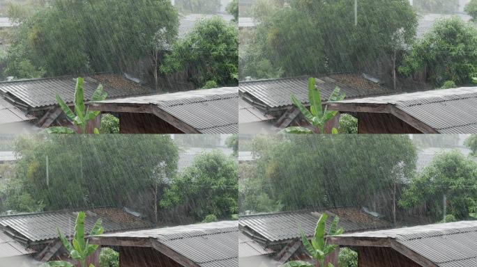 大雨倾泻在木屋屋顶上