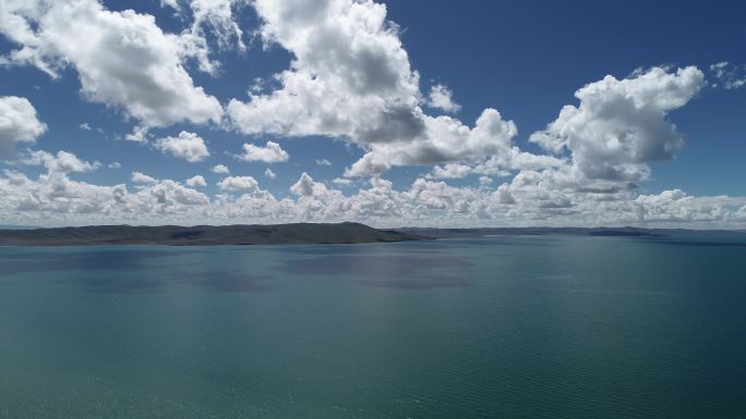 鄂陵湖湖面山峰大全景