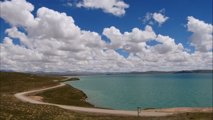 鄂陵湖湖面蜿蜒土路延时摄影