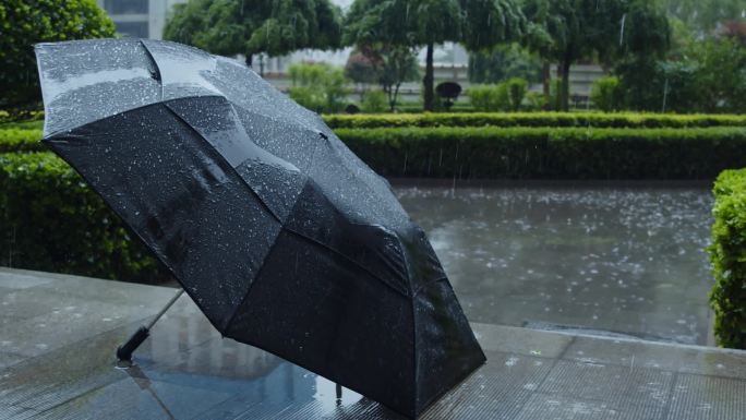 雨天雨伞、雨滴打在雨伞上