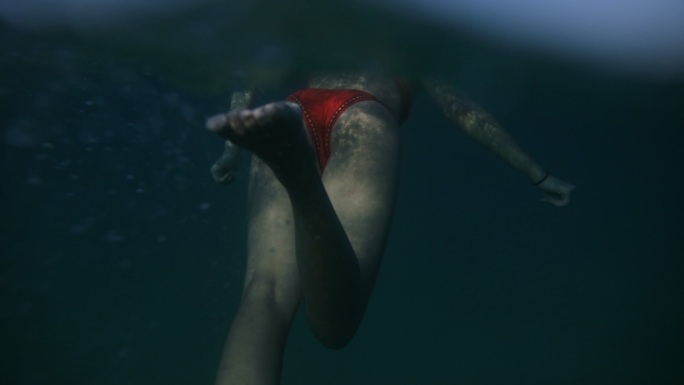年轻女子在海里游泳的水下镜头