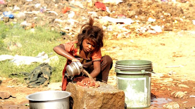童工，儿童洗衣服贫困地区黑人女孩儿童洗衣