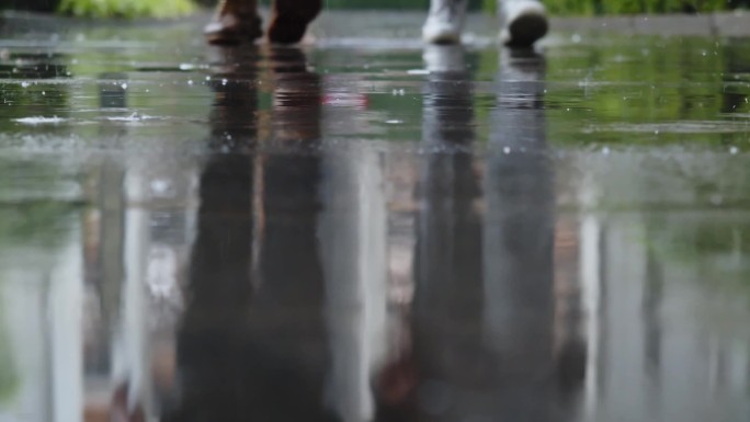 雨中情侣、情侣走在湿漉漉的地面