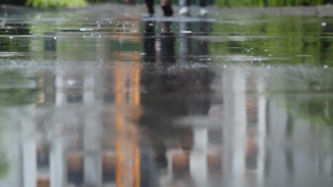 雨天相遇、下雨送伞、雨天奔向女朋友