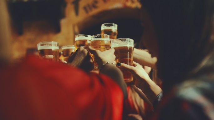 一群朋友在酒吧聚会喝酒庆祝举杯对饮友情情