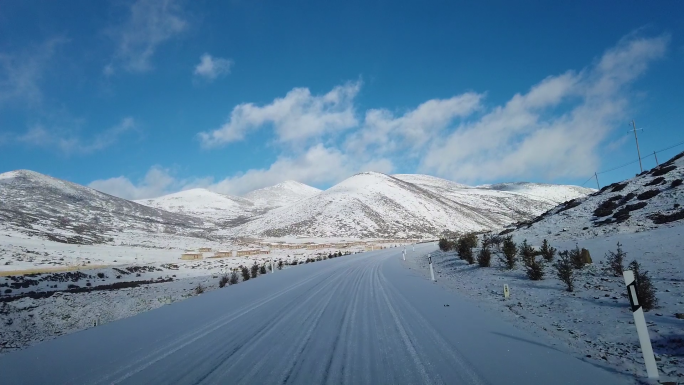 行驶在雪地西藏的路上汽车道路奔驰前进风景