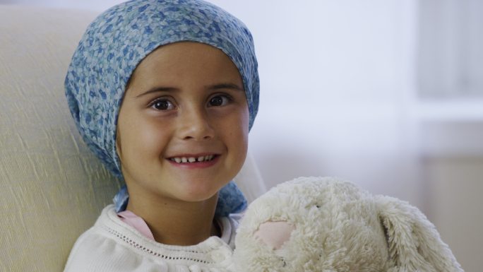 正在接受癌症治疗的小女孩