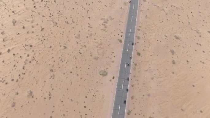 摩托在沙漠上行驶