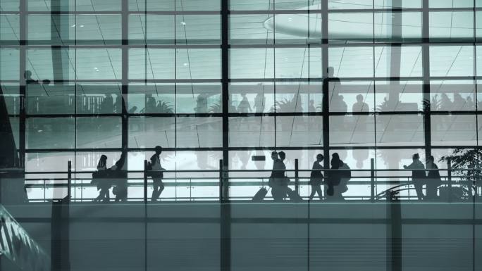 在机场散步的人机场人流宝安机场