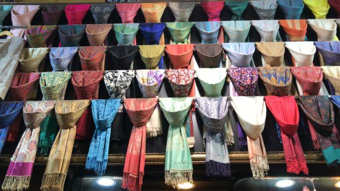 伊斯坦布尔大集市上五颜六色的帕什米纳围巾