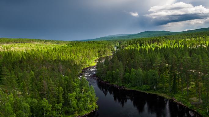 北方森林环抱的河流