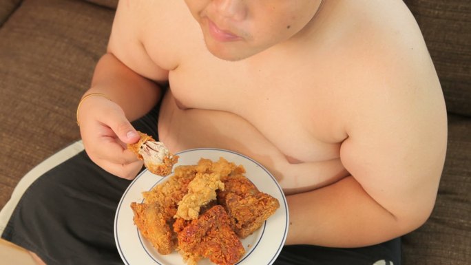 肥胖男子吃炸鸡