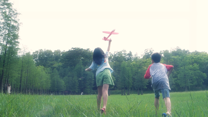 小男孩小女孩放飞玩具飞机视频素材