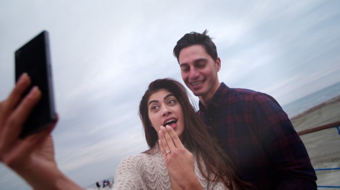 夫妇在求婚后自拍订婚戒指