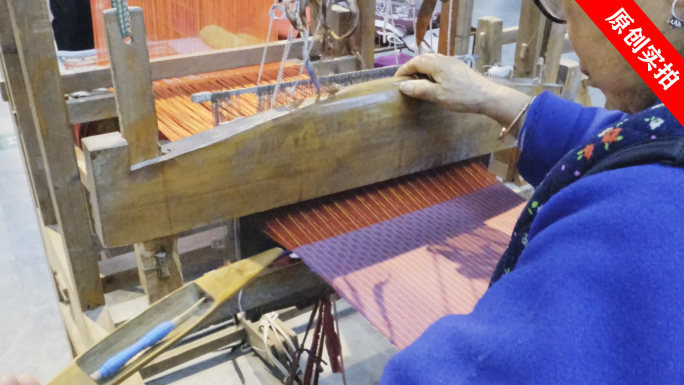 苗族老妇织布机传统手艺