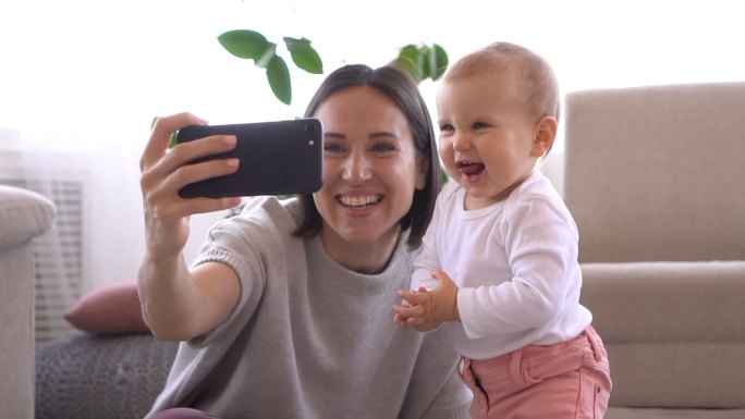 妈妈用手机和女婴自拍