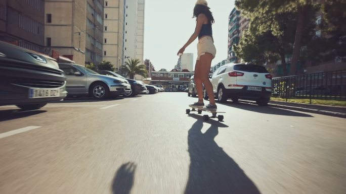 街头女子滑板青春活力年轻人滑板车