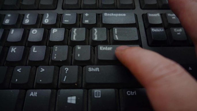 敲击电脑键盘确定键