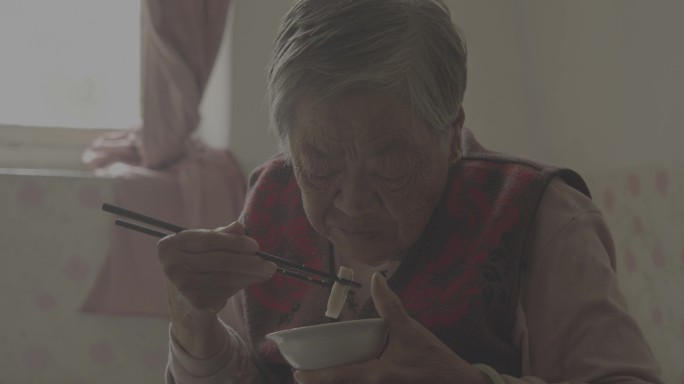 【4K原声】独居老人吃饭、老人孤独的身影