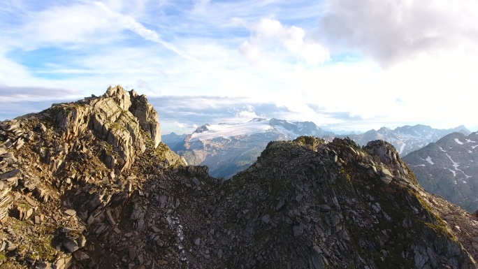 日落时高山鸟瞰图