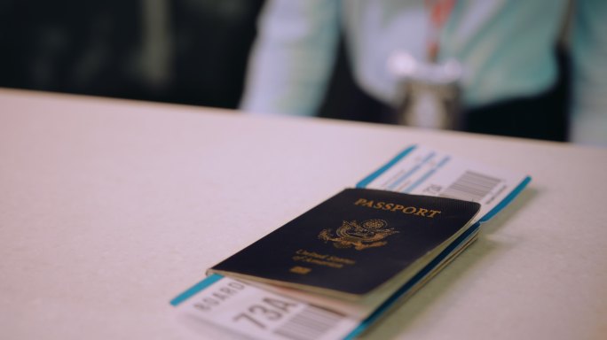机场值机柜台上的旅客护照和登机牌