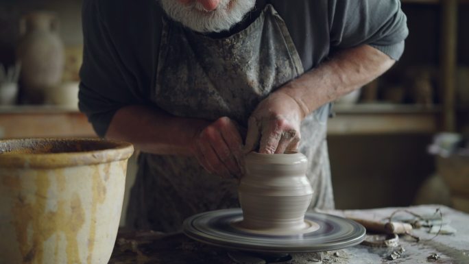 制作陶罐的工匠宁静陶器努力