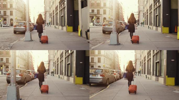 一个女人拖着带轮子的手提箱穿过阳光明媚的