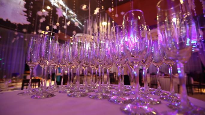 餐厅大厅自助餐桌上的空香槟酒杯