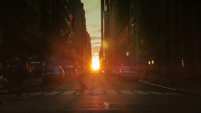 夕阳日落的城市街道行人与车辆