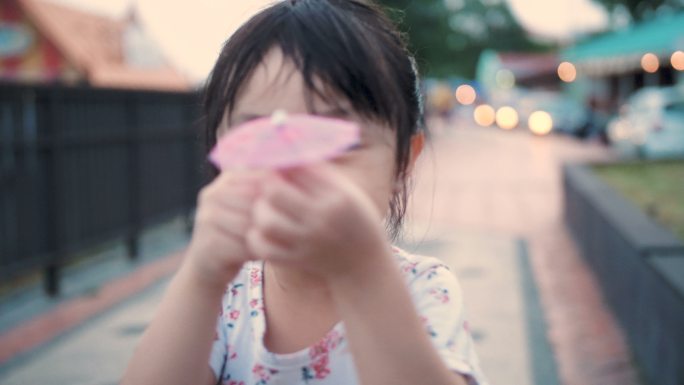 在玩耍中的小女孩