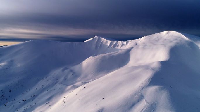 雪山日出鸟瞰图南极北极冰川雪峰美丽风光