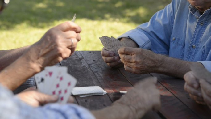 一群老朋友在公园打牌