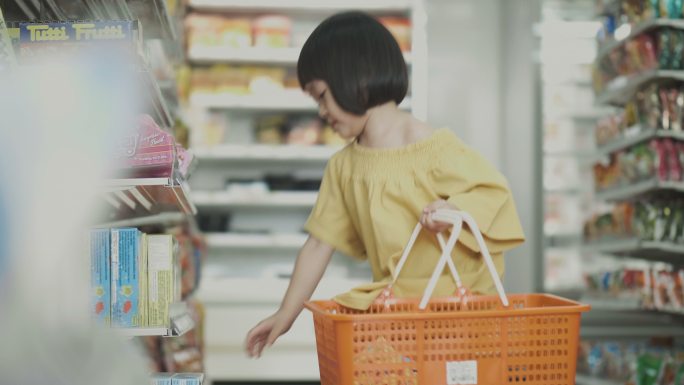 小女婴正在超市选购食物