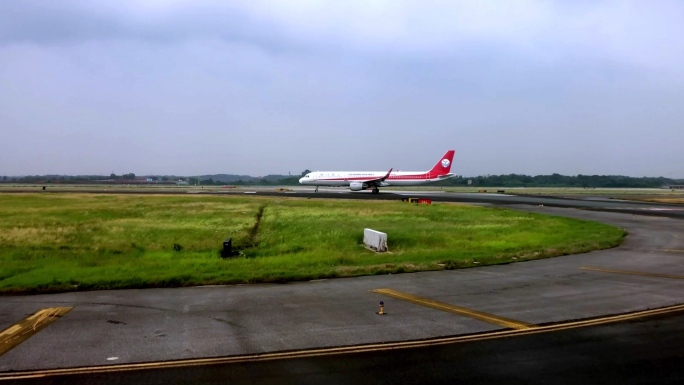实拍机场飞机起飞