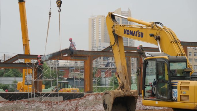 实拍建筑工地工人电焊施工高空作业